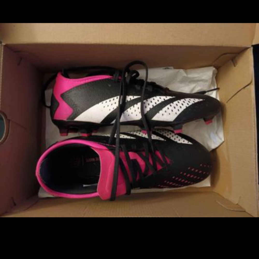 Women soccer cleats